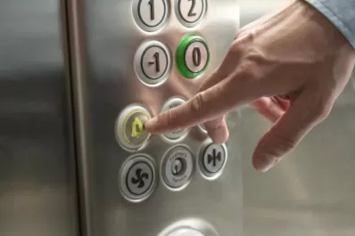 ¿Qué hacer si nos quedamos encerrados en el ascensor?