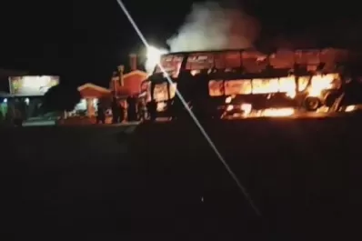 Un colectivo que partió de Tucumán se incendió en Santiago y hubo pánico entre los pasajeros
