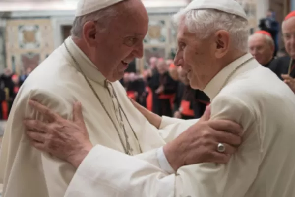 Los dos Papas, en la realidad: Benedicto y Francisco, divididos por el celibato sacerdotal