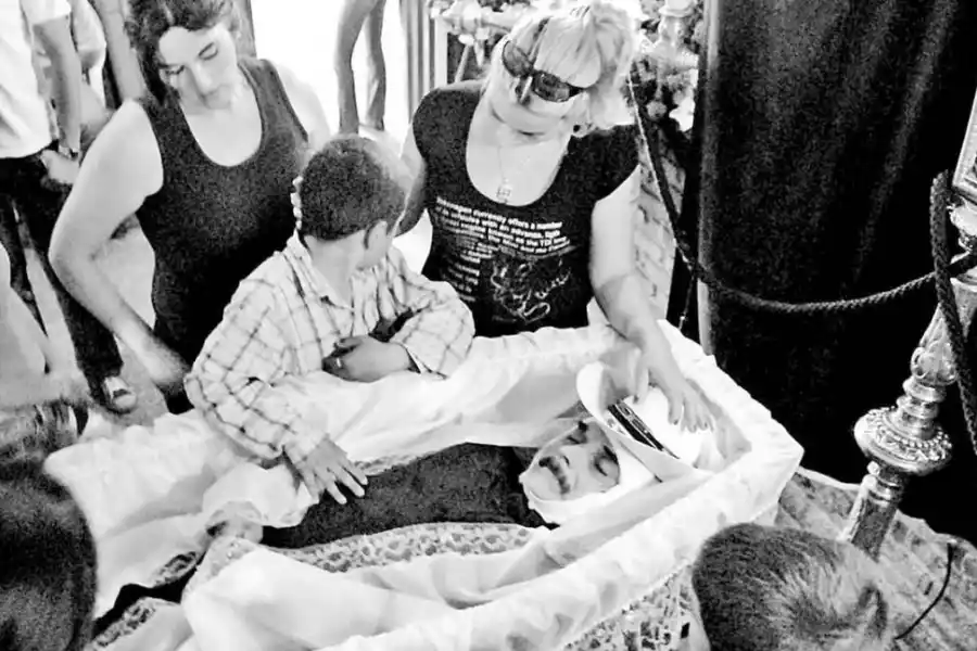 EL ÚLTIMO ADIóS. Una multiud asistió al velatorio de “El Malevo” Ferreyra. Fue sepultado con su sombrero blanco.