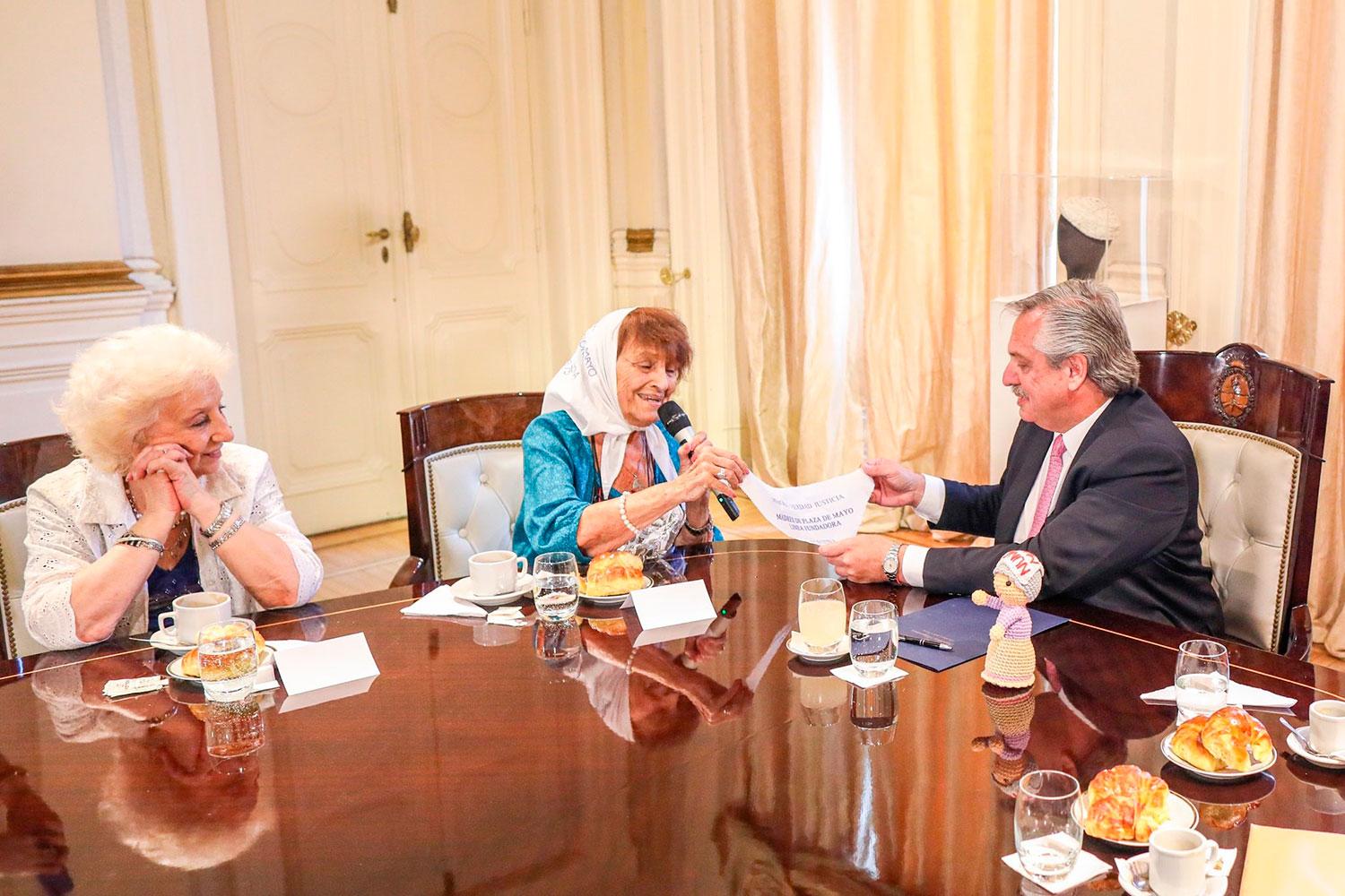 ENCUENTRO. El Presidente, durante una reunión con Taty Almeida. FOTO TOMADA DEL TWITTER DE @ALFERDEZ