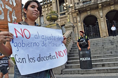 Docentes protestaron en la plaza Independencia