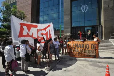 Bajo el sol, cantaron en contra del senador