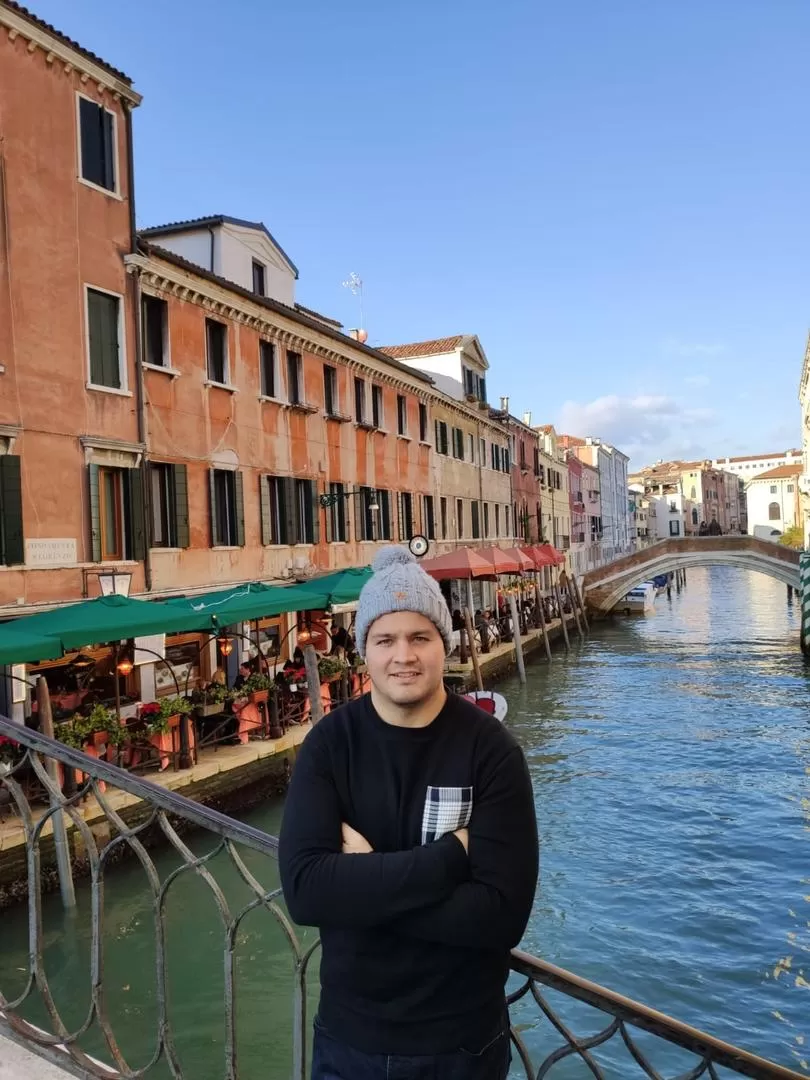VACACIONES. Iglesias Valdez aprovechó días libres y viajó a Italia. En la foto, posa delante de uno de los canales de Venecia.  