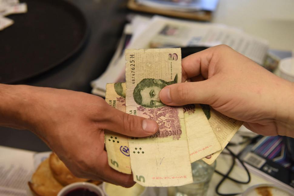 NO LOS QUIERE NADIE. En los comercios, los billetes de cinco pesos generan situaciones tensas: clientes y comerciantes quieren evitarlos. la gaceta / foto de diego araoz 