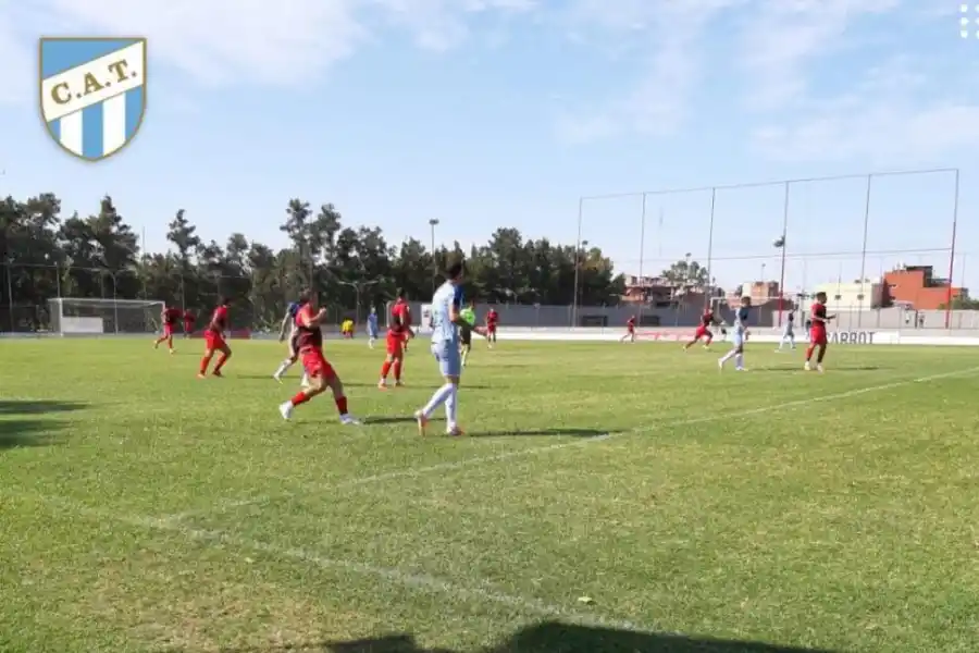 MAÑANA PESADA. Una imagen del primer amistoso que jugó Atlético ante Patronato: pocas nubes y un sol que acaloró a los protagonistas en el complejo de Argentinos Juniors. prensa cat