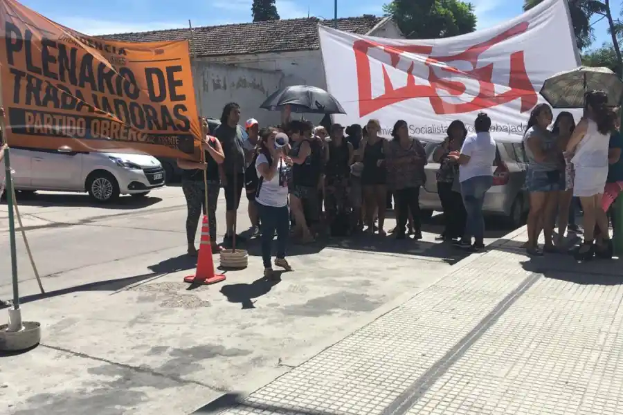 Los cánticos contra Alperovich retumbaron en la fachada de los Tribunales