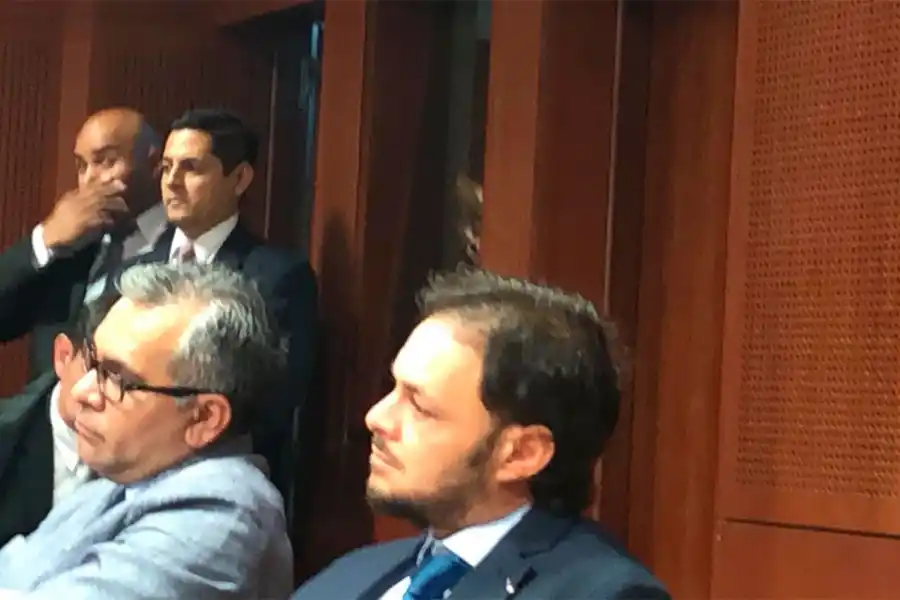 EN OTRA SALA. La sobrina de Alperovich sigue la audiencia por videoconferencia.