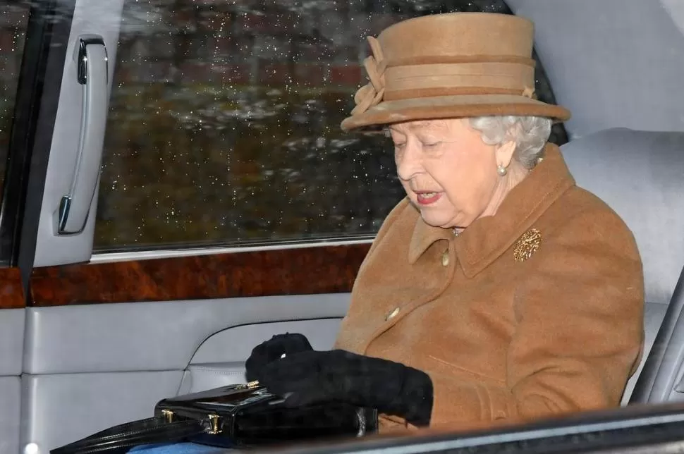 LA REINA ISABEL. La monarca, de 93 años, sale de Sandringham. reuters