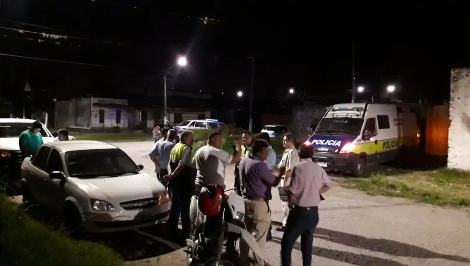Los atraparon vendiendo las latas de cerveza que le robaron a un camionero