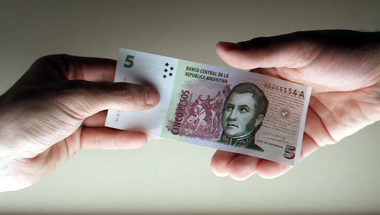 La Cámara de Comercio pide extender la circulación de los billetes de $5