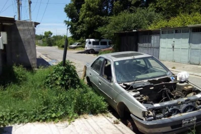 Autos abandonados que preocupan a los vecinos