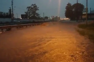 El canal Sur desbordó entre avenida Belgrano y avenida Roca