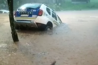 Video: en Yerba Buena el agua se llevó hasta un móvil de la Policía