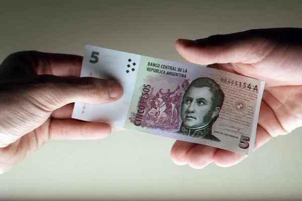 La Cámara de Comercio pide extender la circulación de los billetes de $5