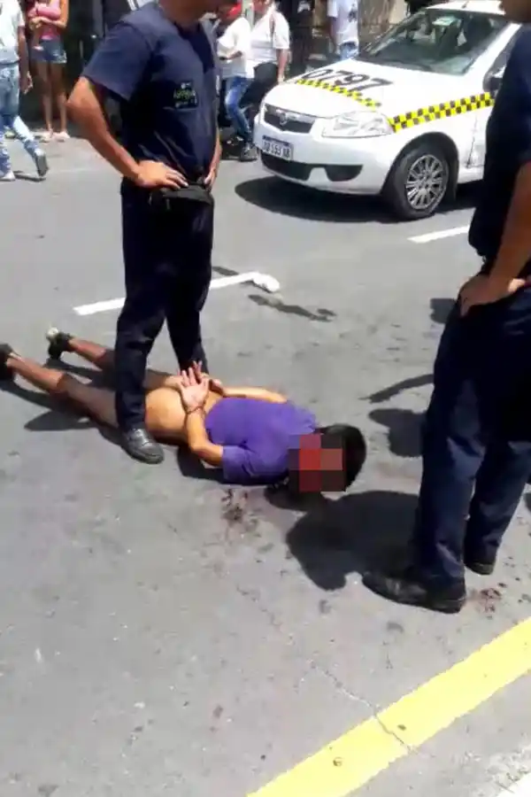 GOLPIZA. Al supuesto ladrón lo dejaron desnudo en la vía pública. 