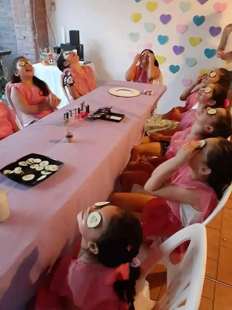 RELAX. Las niñas se relajan en la sesión de spa que ofrece Catachuli. 