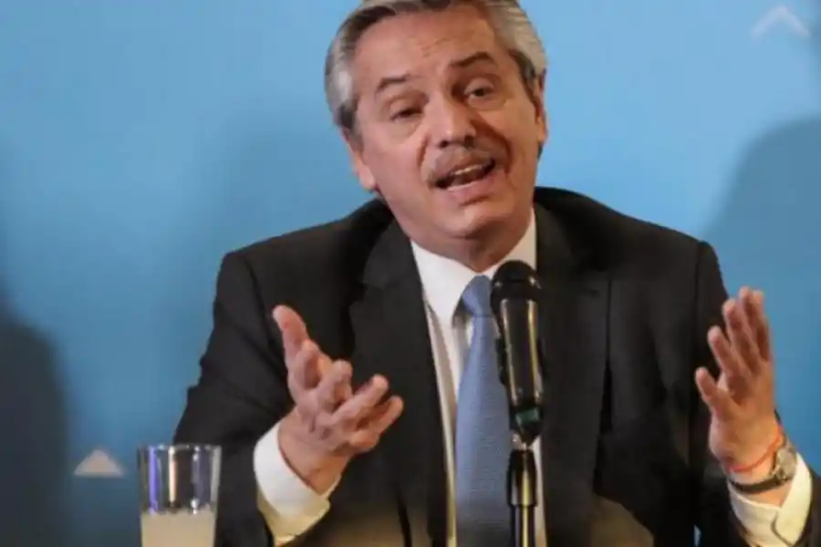 ALBERTO FERNÁNDEZ. El presidente dijo que prefiere la entrega de sumas fijas para orientar las paritarias. telam