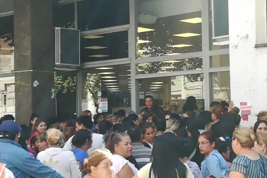 Protesta y corte frente a la Anses