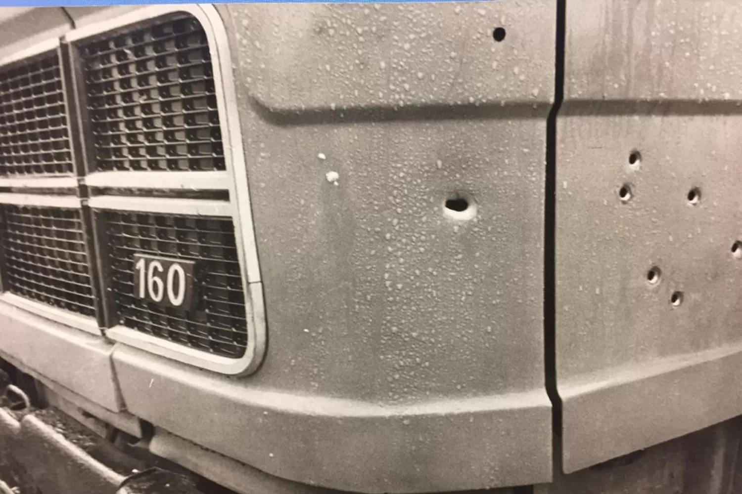 HUELLAS. El camión de Macaoine recibió varios impactos de bala.