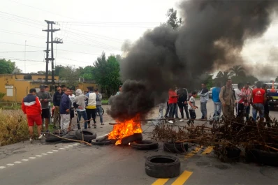 Un corte de trabajadores golondrina bloquea el tránsito sobre la 38, en Famaillá