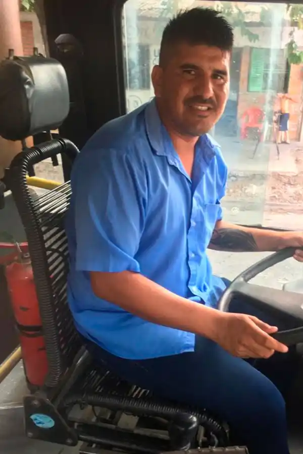 CHOFER. Sebastián Escacena en el colectivo en el que maneja. 