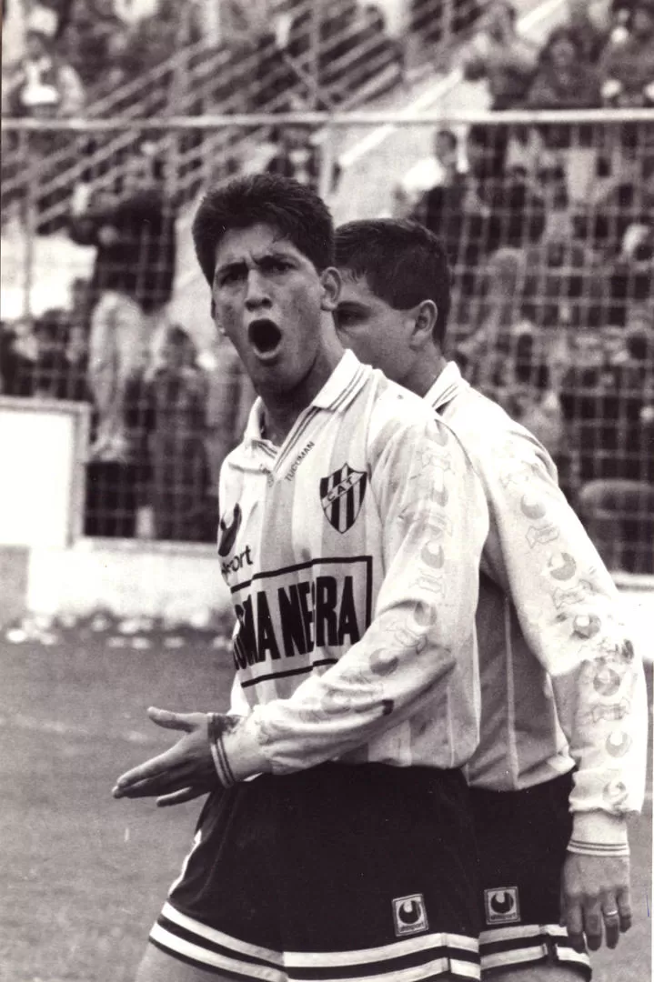 SU ETAPA MÁS FELIZ. Gareca festeja uno de los tantos goles que hizo con Atlético a principios de la década del ‘90, la más prolífera de su paso por el club. la gaceta / foto de archivo