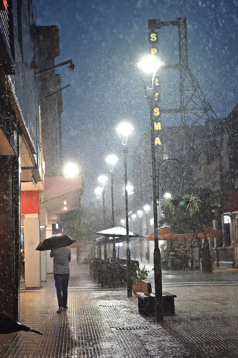 COMO UNA COPIOSA CORTINA. El volumen de la precipitación se advierte a la luz de las farolas de la desolada peatonal Muñecas. 