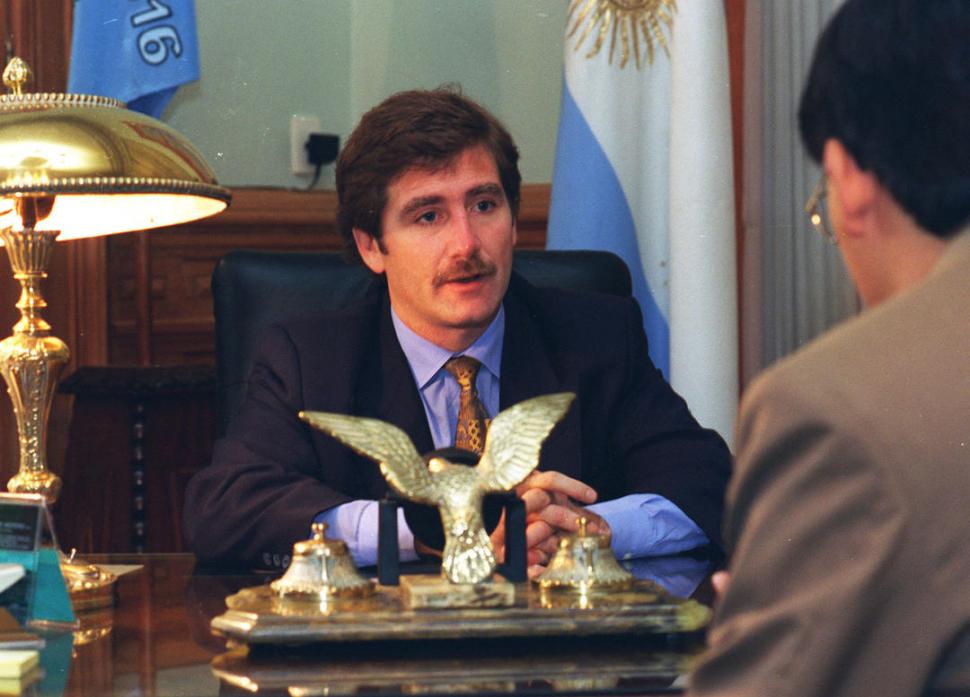 1996. Como “vice” 1° de la Legislatura queda al frente del Ejecutivo, y dialoga con LA GACETA en el despacho del gobernador.