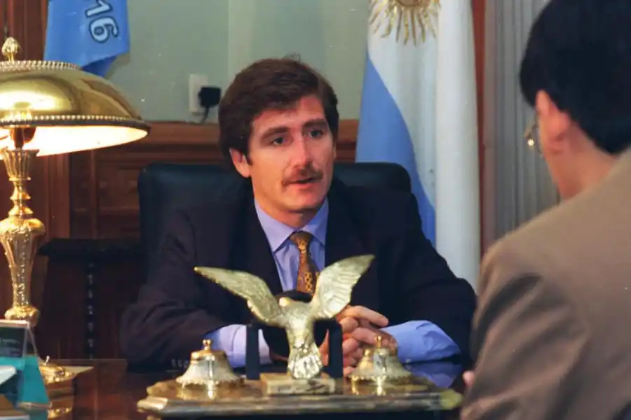 1996. Como “vice” 1° de la Legislatura queda al frente del Ejecutivo, y dialoga con LA GACETA en el despacho del gobernador.