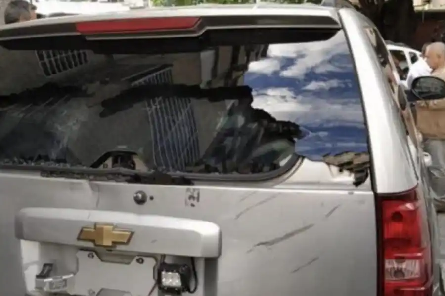 APEDREADA. La luneta de una de las camionetas de la caravana opositora recibió piedrazos de paramilitares. 