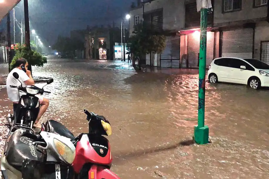 ANTES PASABAN AUTOS, ANOCHE PASABA EL AGUA. El badén precario de El Corte, visto desde San Javier en dirección a San Miguel de Tucumán.