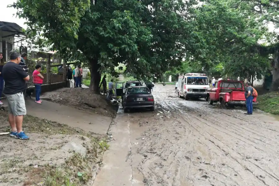 Los vecinos miran las calles que quedaron en intransitables. LA GACETA/FOTO DE NICOLÁS CÓRDOBA