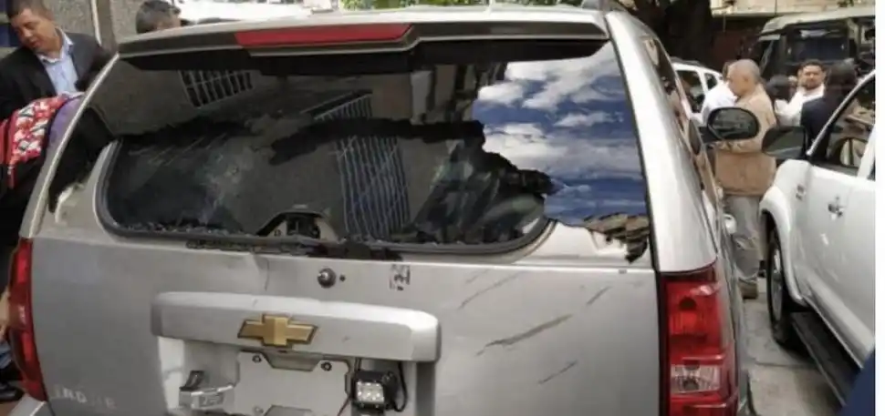 APEDREADA. La luneta de una de las camionetas de la caravana opositora recibió piedrazos de paramilitares. 