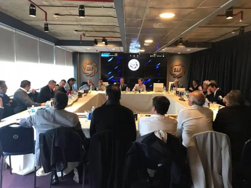 DIRIGENTES. Los dirigentes de distintos clubes debaten en las oficinas de la Superliga, algo que se repetirá hoy por la tarde. 