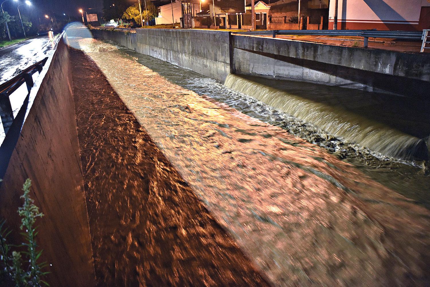 EL CANAL SUR. Así lucía cerca de la medianoche el canal en el tramo que va entre la avenida Aconquija y la Roca. Más temprano el caudal de agua había sido mucho mayor; en algunos puntos, inclusive, desbordó.