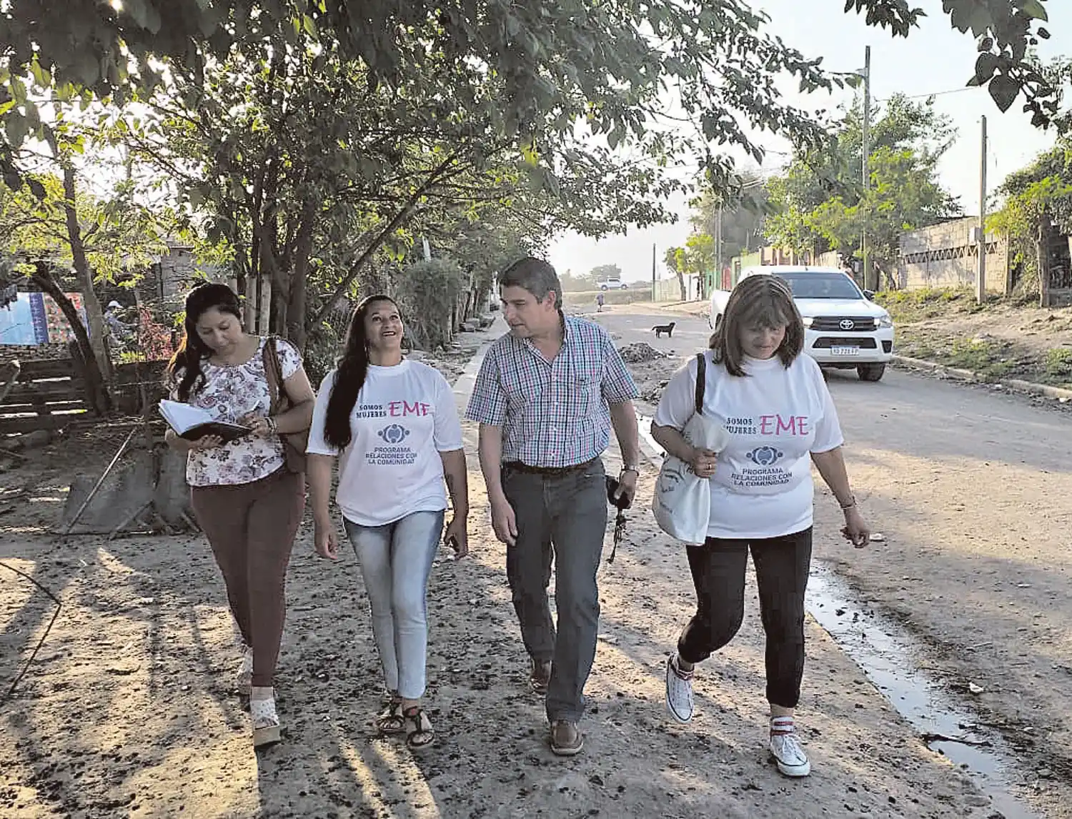 RECORRIDO. El ministro Maley conversa con referentes vecinales.
