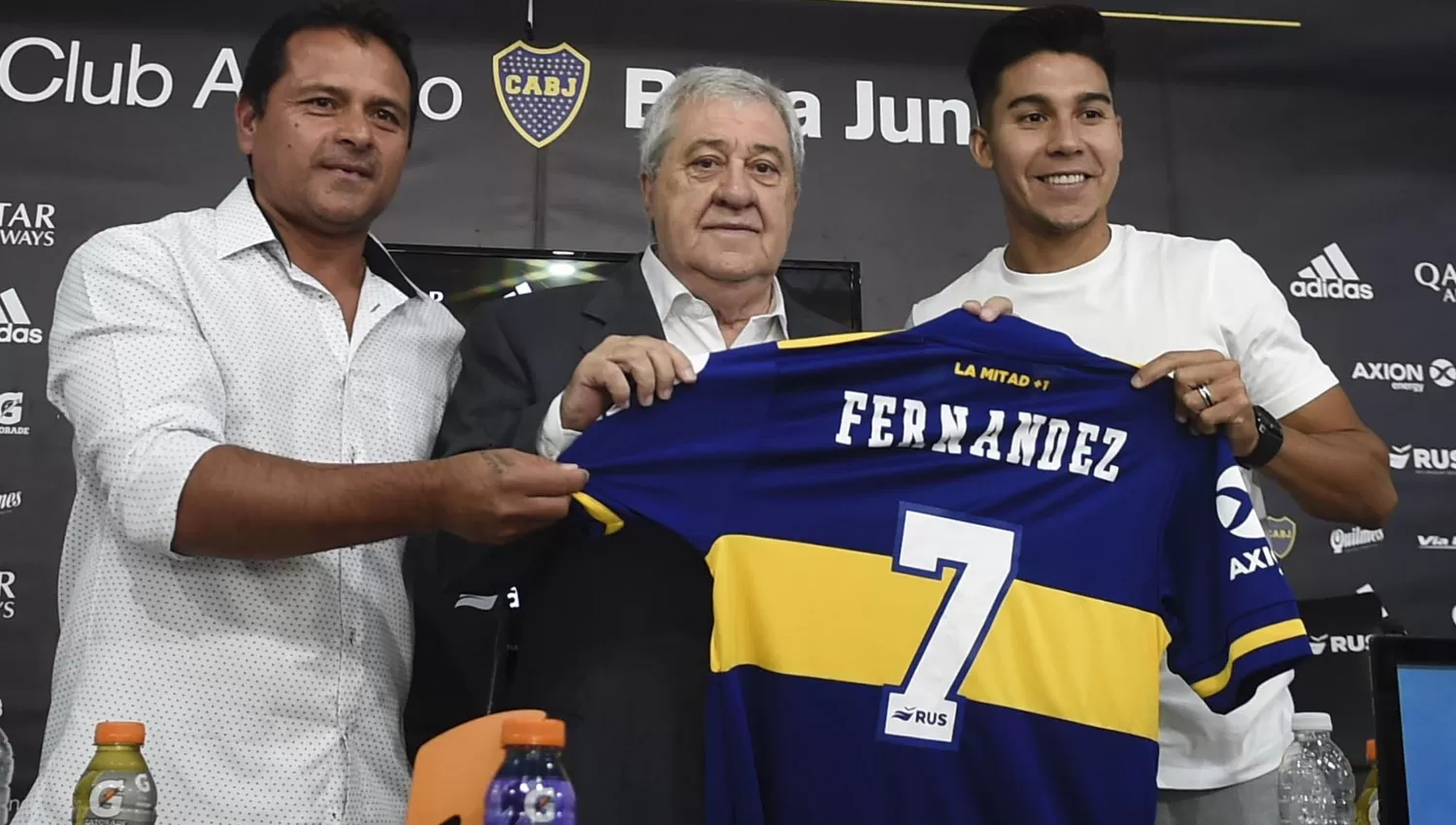 ES OFICIAL. El santafesino posó junto al presidente del club, Jorge Amor Ameal, y al secretario de fútbol, Marcelo Delgado.