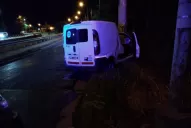 Casi una tragedia: perdió el control de su camioneta y chocó contra un poste de luz