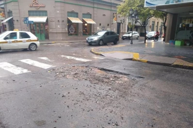 Pavimento destrozado en pleno centro