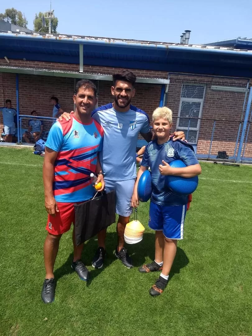 REENCUENTRO. Facundo Gareca y su hijo, Adriano, posan junto a Javier Toledo, que ayer marcó otro gol para Atlético.  