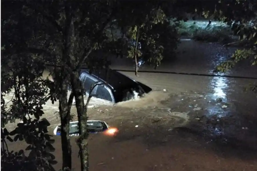 BAJO DEL AGUA. La misma camioneta el miércoles por la noche.  
