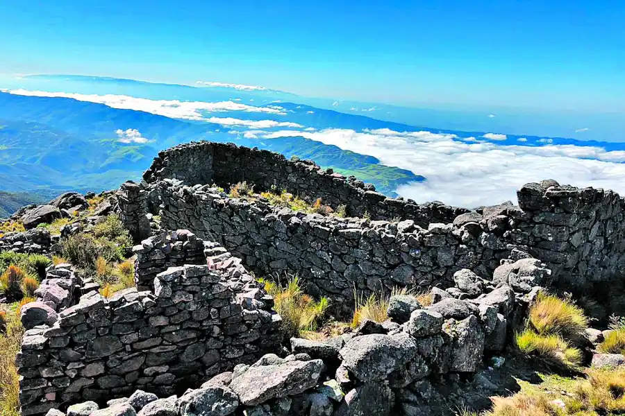 EN LA CUMBRE DEL MALA MALA. A 3.200 metros de altura se encuentran estos restos de pircas de lo que fue un puesto.