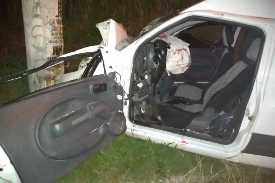 Casi una tragedia: perdió el control de su camioneta y chocó contra un poste de luz