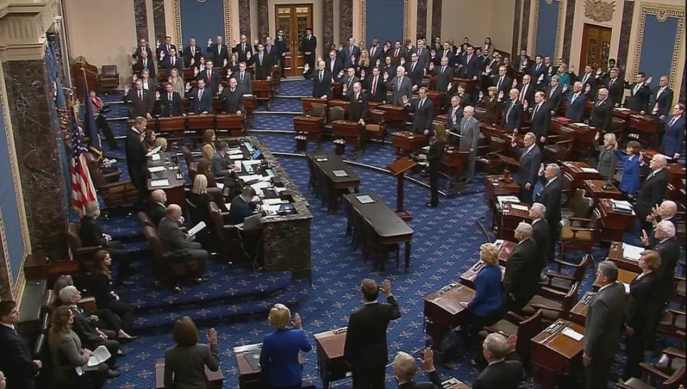 MOMENTO SOLEMNE. El jefe de Justicia de los Estados Unidos, John Roberts, les toma juramento a los senadores. 