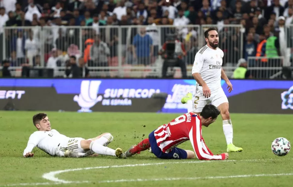 CRUEL. A cinco minutos del final, Morata se iba al gol, pero Valverde lo barrió de un hachazo. Finalmente, ganó Real Madrid. reuters 