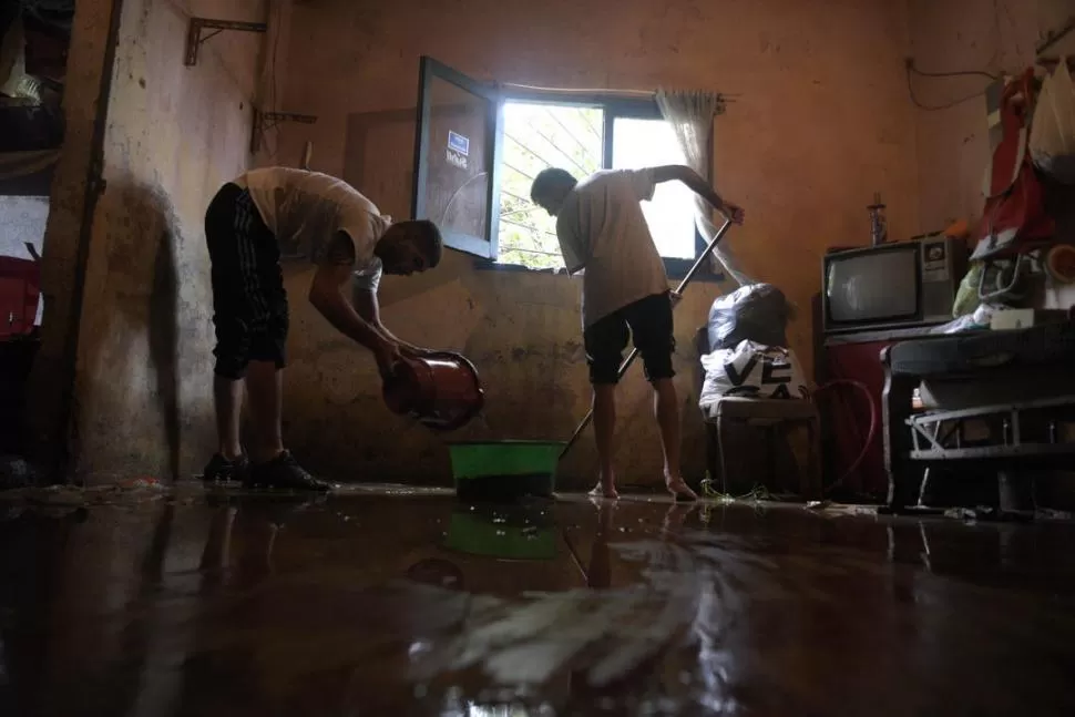 BARRIO MIGUEL LILLO. Como en otros lugares de la provincia, el agua ingresó en las casas mojando todo. 