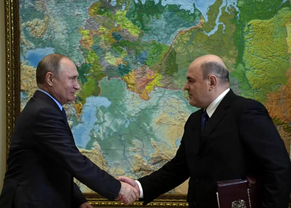 SALUDO PROTOCOLAR. Putin saluda Mishustin; desde ayer, este último es el nuevo primer ministro tras la renuncia de Medvédev y de gabinete. reuters 