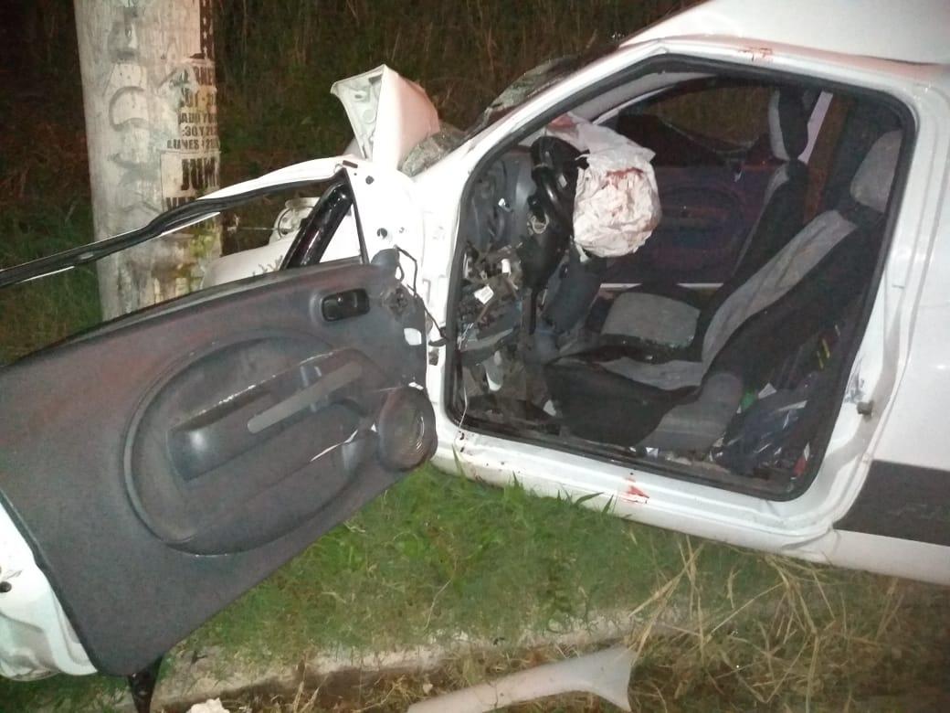 Casi una tragedia: perdió el control de su camioneta y chocó contra un poste de luz