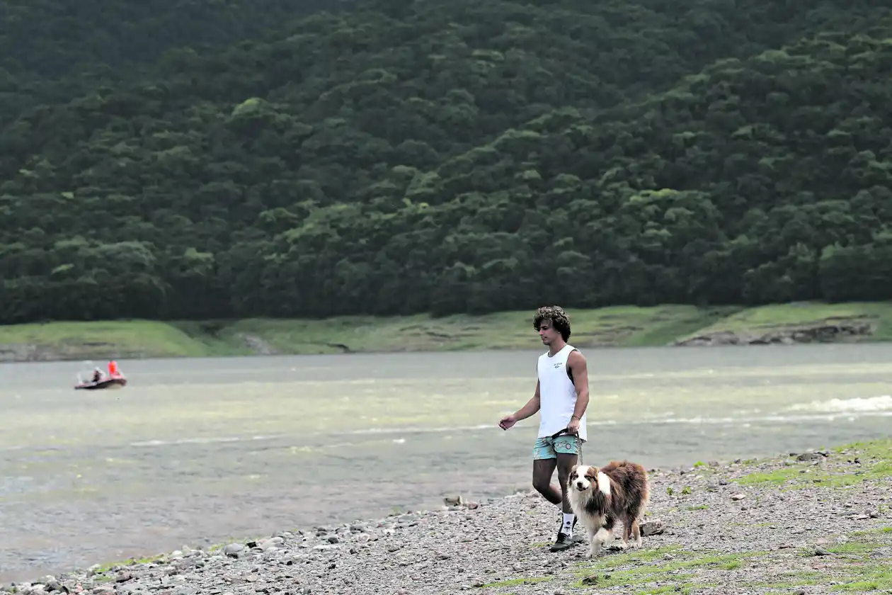 COMPAÑÍA. Son comunes los paseos por la costa con las mascotas.